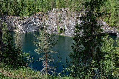 Ruskeala dağın Park - araştırma bir asırlık öyküsü. Vahşi doğal mermer tarifsiz güzellik. Karelya. Rusya.