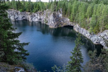 Ruskeala dağın Park - araştırma bir asırlık öyküsü. Vahşi doğal mermer tarifsiz güzellik. Karelya. Rusya.