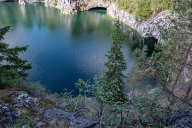 Ruskeala dağın Park - araştırma bir asırlık öyküsü. Vahşi doğal mermer tarifsiz güzellik. Karelya. Rusya.