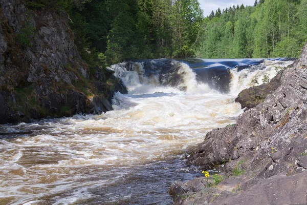 Wasserströme Rauschen Zwischen Den Felsen Hindurch Weißer Schaum Und Sprühnebel — Stockfoto