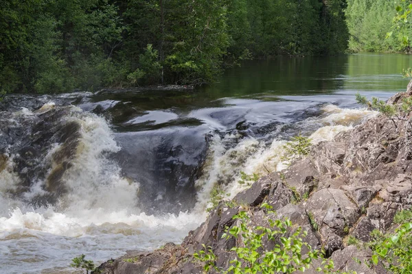 Wasserströme Rauschen Zwischen Den Felsen Hindurch Weißer Schaum Und Sprühnebel — Stockfoto