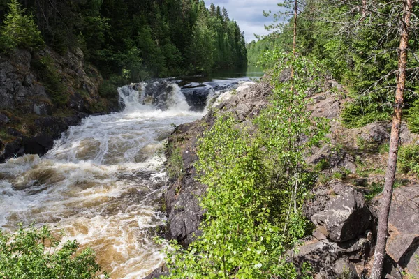 Wasserströme Rauschen Zwischen Den Felsen Hindurch Weißer Schaum Und Sprühnebel — Stockfoto