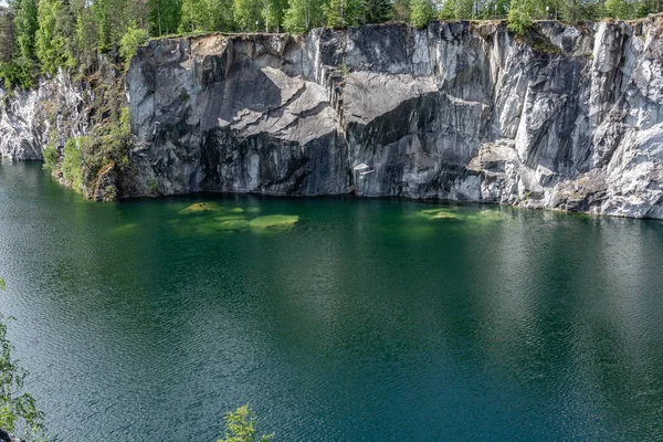 Ruskeala dağın Park - araştırma bir asırlık öyküsü. Vahşi doğal mermer tarifsiz güzellik. Karelya. Rusya.