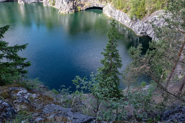 Ruskeala dağın Park - araştırma bir asırlık öyküsü. Vahşi doğal mermer tarifsiz güzellik. Karelya. Rusya.