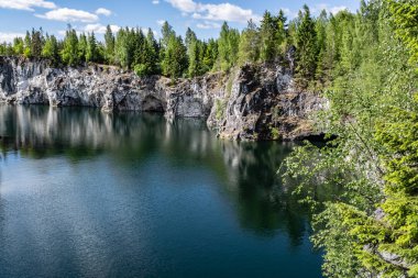 Ruskeala dağın Park - araştırma bir asırlık öyküsü. Vahşi doğal mermer tarifsiz güzellik. Karelya. Rusya.