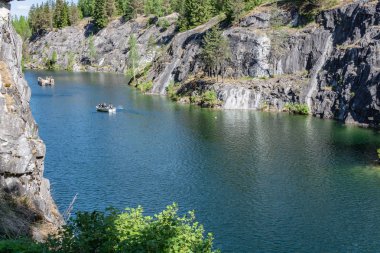 Ruskeala dağın Park - araştırma bir asırlık öyküsü. Vahşi doğal mermer tarifsiz güzellik. Karelya. Rusya.