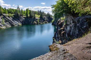Ruskeala dağın Park - araştırma bir asırlık öyküsü. Vahşi doğal mermer tarifsiz güzellik. Karelya. Rusya.