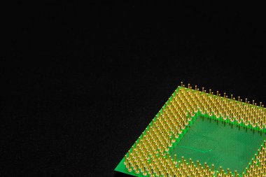 Bir kişisel bilgisayar için işlemci anakart üzerinde aygıtlara bağlanmak için birçok pimleri vardır. Altın kaplama kişiler