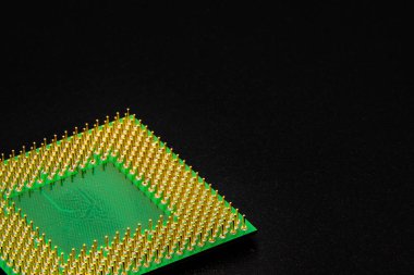 Bir kişisel bilgisayar için işlemci anakart üzerinde aygıtlara bağlanmak için birçok pimleri vardır. Altın kaplama kişiler