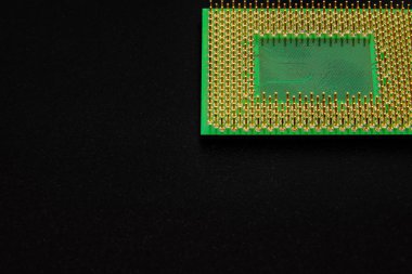 Bir kişisel bilgisayar için işlemci anakart üzerinde aygıtlara bağlanmak için birçok pimleri vardır. Altın kaplama kişiler