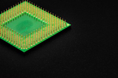 Bir kişisel bilgisayar için işlemci anakart üzerinde aygıtlara bağlanmak için birçok pimleri vardır. Altın kaplama kişiler