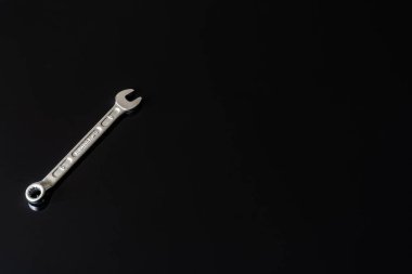 Metal vidalar, pullar, fındık ve anahtarları bir siyah arka plan ayna. Harika kontrast görüntü