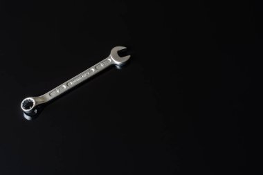 Metal vidalar, pullar, fındık ve anahtarları bir siyah arka plan ayna. Harika kontrast görüntü