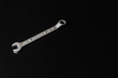 Metal vidalar, pullar, fındık ve anahtarları bir siyah arka plan ayna. Harika kontrast görüntü