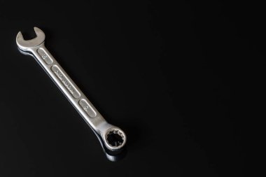 Metal vidalar, pullar, fındık ve anahtarları bir siyah arka plan ayna. Harika kontrast görüntü