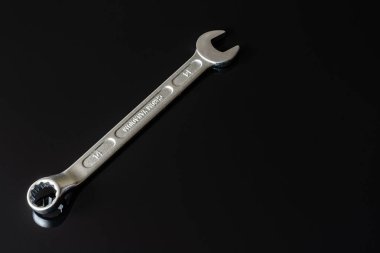 Metal vidalar, pullar, fındık ve anahtarları bir siyah arka plan ayna. Harika kontrast görüntü