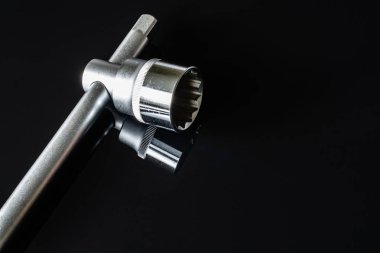 Metal vidalar, pullar, fındık ve anahtarları bir siyah arka plan ayna. Harika kontrast görüntü