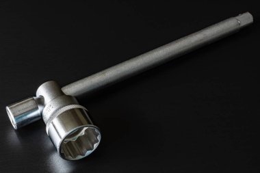 Metal vidalar, pullar, fındık ve anahtarları bir siyah arka plan ayna. Harika kontrast görüntü