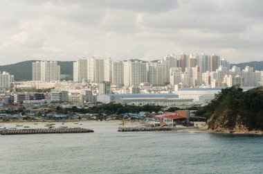 Yeni binaların kar beyaz yüksek katlı binalar