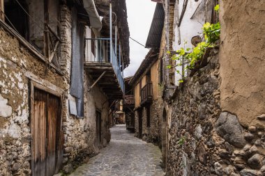 Eski köy dağlarda yüksektir.