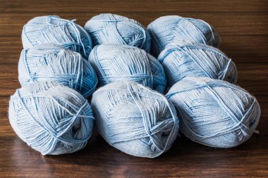 Sıcak giysiler örmek için iplik renkli bobinler