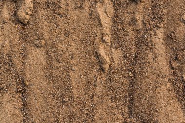 Kırmızı granitten kum. Küçük taş kalıntıları