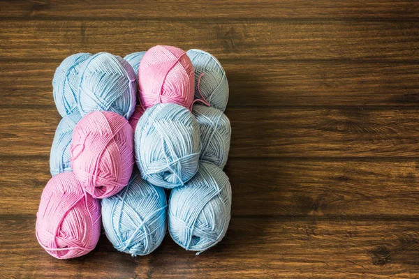Bobinas coloreadas de hilo para tejer ropa de abrigo — Foto de Stock