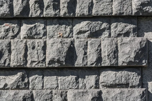 Wand aus schwarzen Granitsteinen — Stockfoto