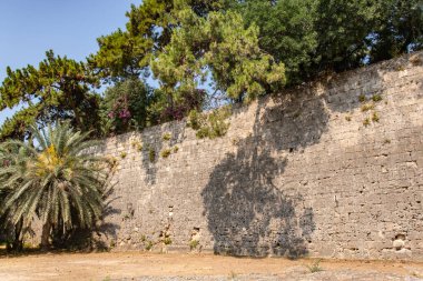 Eski kentin duvar boyunca savunma hendek