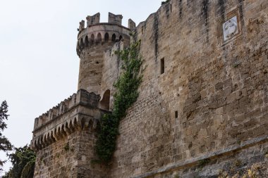 Eski kentin duvar boyunca savunma hendek