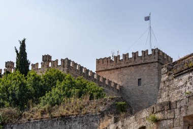 Eski kentin duvar boyunca savunma hendek