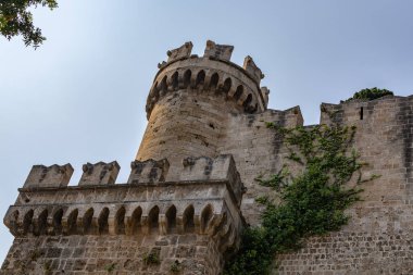 Eski kentin duvar boyunca savunma hendek