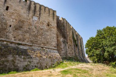 Eski kentin duvar boyunca savunma hendek