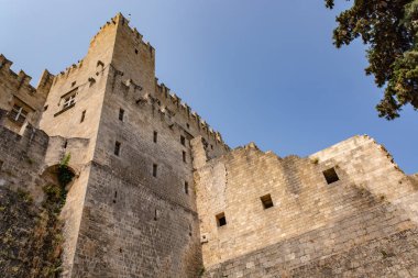 Eski kentin duvar boyunca savunma hendek