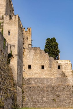 Eski kentin duvar boyunca savunma hendek