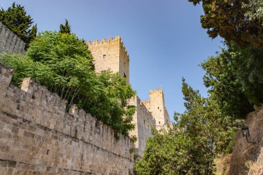 Eski kentin duvar boyunca savunma hendek