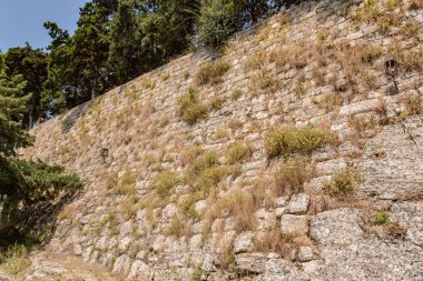 Eski kentin duvar boyunca savunma hendek