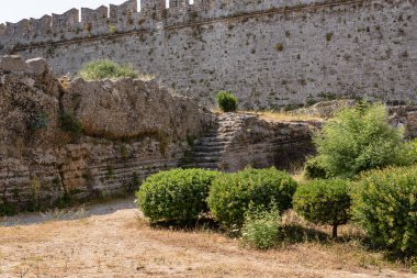 Eski kentin duvar boyunca savunma hendek