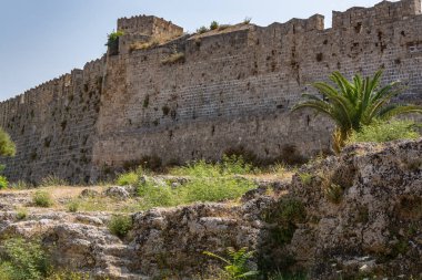 Eski kentin duvar boyunca savunma hendek
