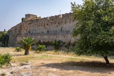 Eski kentin duvar boyunca savunma hendek