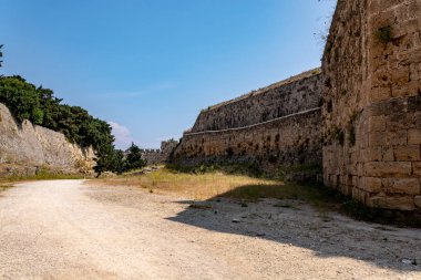 Eski kentin duvar boyunca savunma hendek