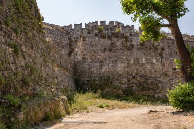 Eski kentin duvar boyunca savunma hendek