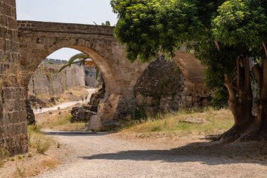 Eski kentin duvar boyunca savunma hendek
