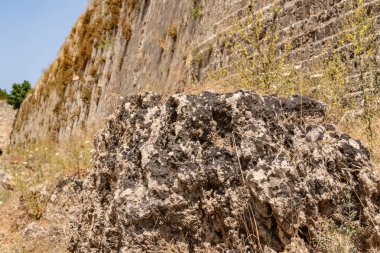 Eski kentin duvar boyunca savunma hendek