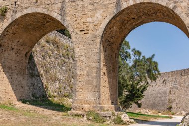 Eski kentin duvar boyunca savunma hendek