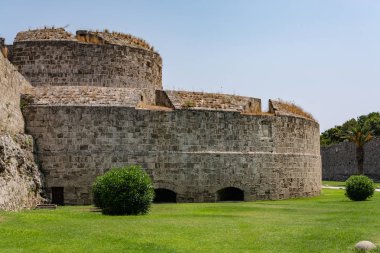 Eski kentin duvar boyunca savunma hendek