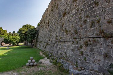 Eski kentin duvar boyunca savunma hendek