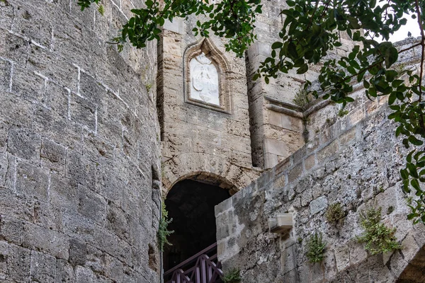 Αμυντικό χαντάκι κατά μήκος του τείχους της παλιάς πόλης — Φωτογραφία Αρχείου