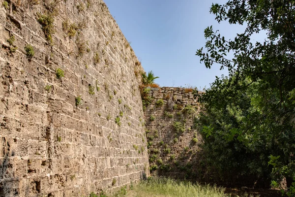 Defensivt dike längs muren i gamla stan — Stockfoto