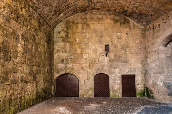 Zanja defensiva a lo largo de la muralla del casco antiguo — Foto de Stock